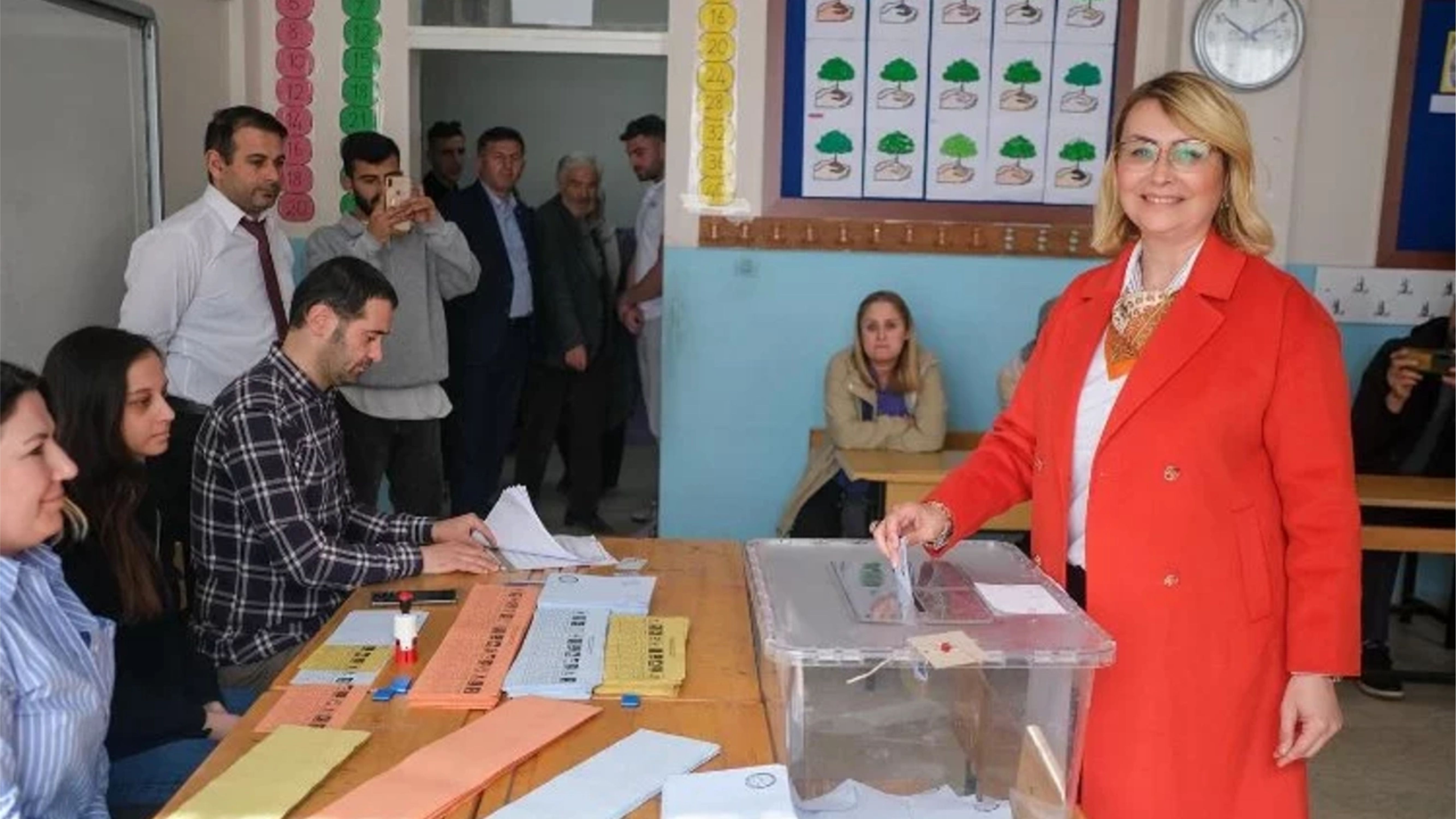 ‘Topuklu Efe’ Yasemin Fazlaca Belediye Başkanı Seçildi